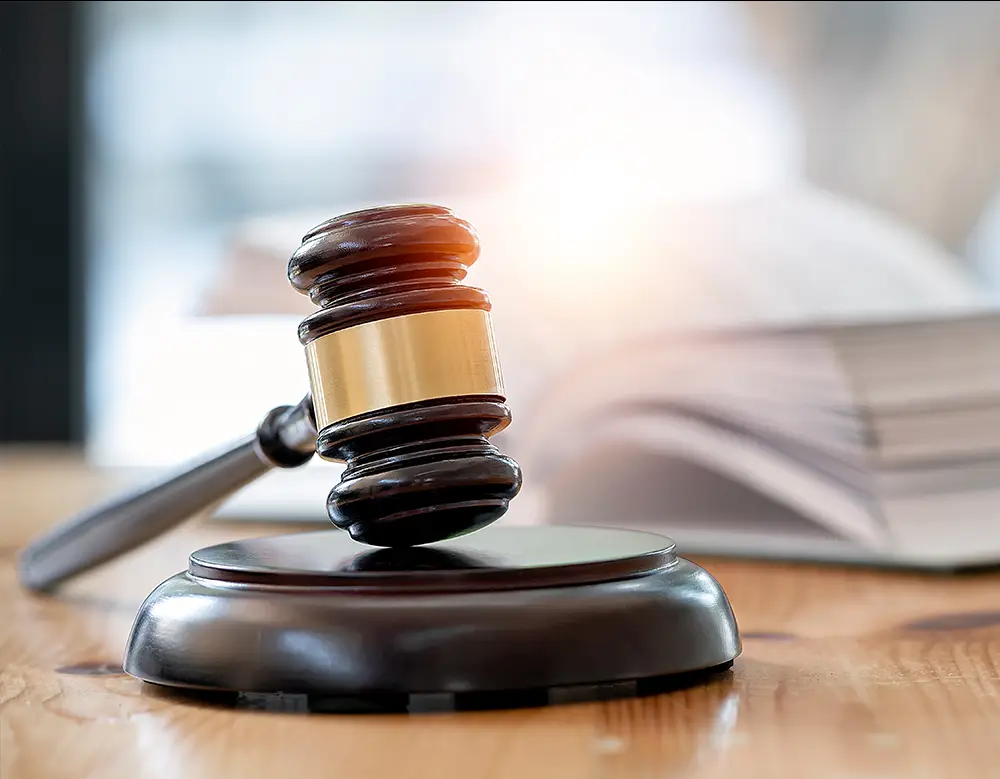 Richterhammer und aufgeschlagenes Gesetzbuch